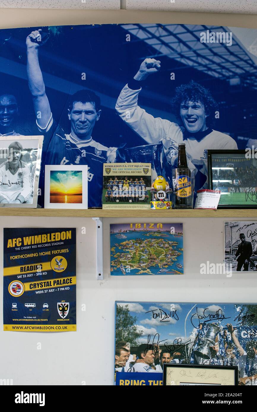 Fußballmemorabilien und Poster an der Wand im Büro des Fußballvereins AFC Wimbledon, England Stockfoto