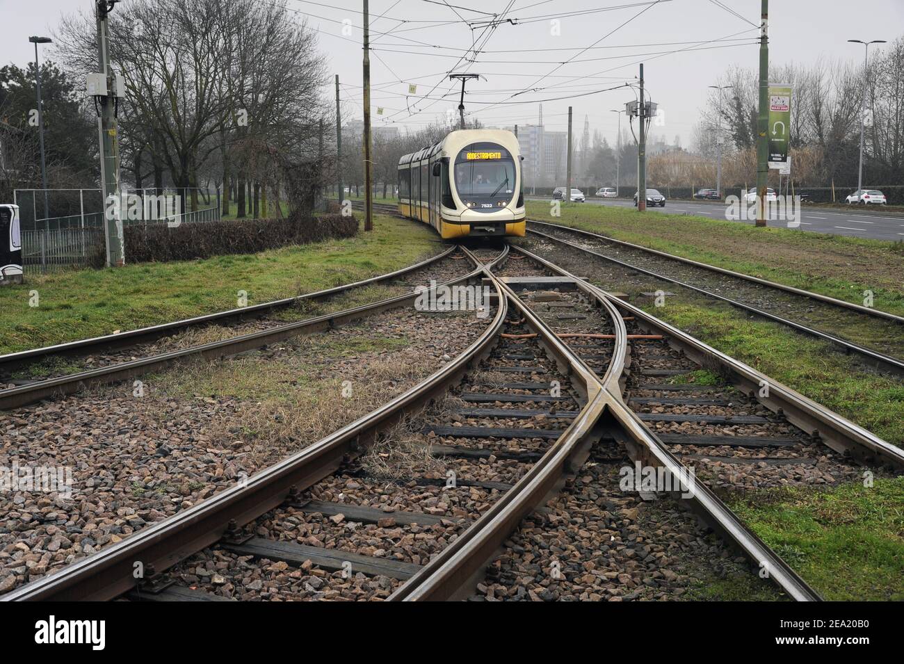 Mailand (Italien), Geldautomat (Verkehrsunternehmen Mailand), Endstation der Straßenbahnlinie 3 im Stadtteil Gratosoglio. Fahrtrainingsbus Stockfoto