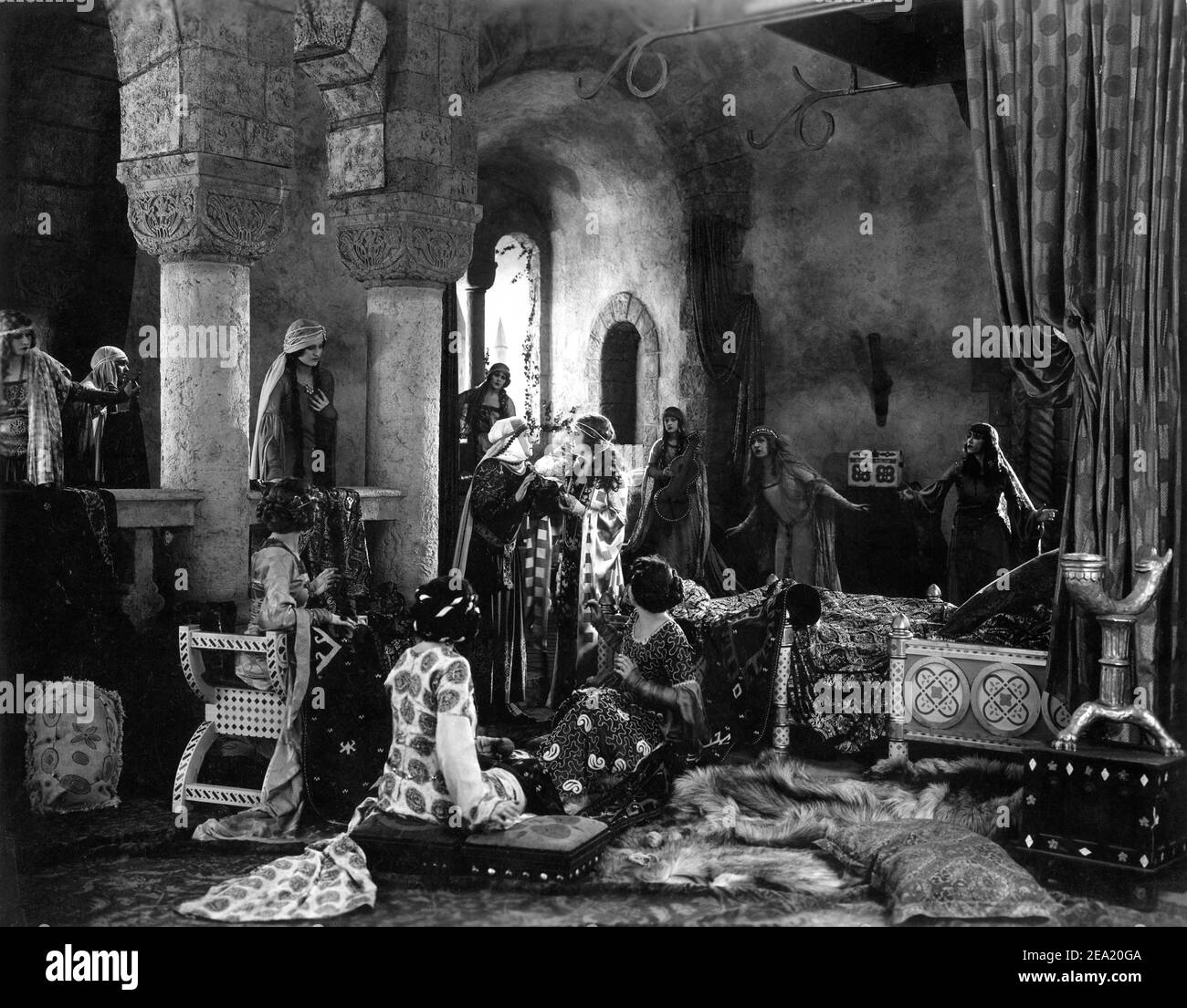 ENID BENNETT als Lady Marian Fitzwalter mit Ladies in Waiting IN ROBIN HOOD / AKA DOUGLAS FAIRBANKS IN ROBIN HOOD 1922 Regisseur ALLAN DWAN Geschichte Douglas Fairbanks (als Elton Thomas) Betreuender Art Director Wilfred Buckland Assistant Art Directors Anton Grot Und William Cameron Menzies Bühnenbildner Lloyd Wright kostümiert Mitchell Leisen Douglas Fairbanks Bilder / United Artists Stockfoto