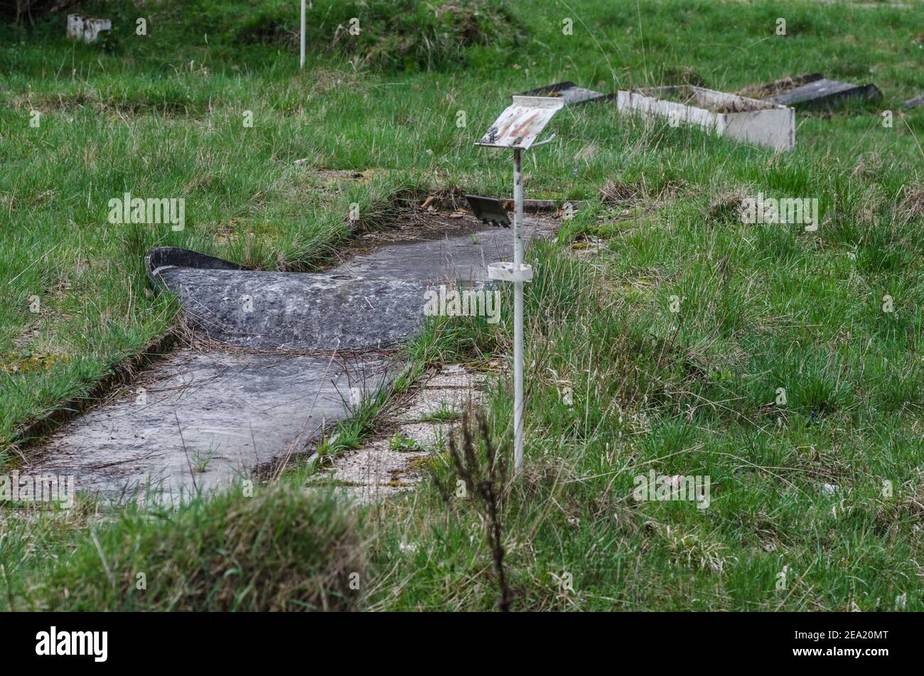 Altes bewachsenes Minigolfplatz Stockfoto