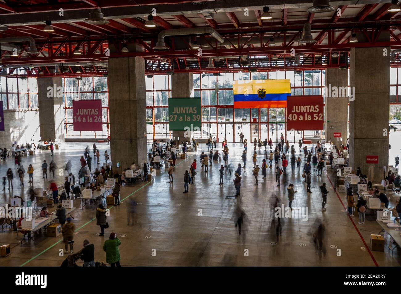 Madrid, Spanien. Februar 2021, 07th. Blick auf das Wahllokal für die Wahlen in Ecuador. Rund 68.000 Ecuadorianer sind aufgrund der covid-19-Pandemie in Madrid bei den Präsidentschafts- und Parlamentswahlen im Rahmen strenger Biosicherheitsmaßnahmen zur Abstimmung aufgerufen. Mehr als 179.000 Menschen aus Ecuador können heute in Spanien abstimmen. Quelle: Marcos del Mazo/Alamy Live News Stockfoto