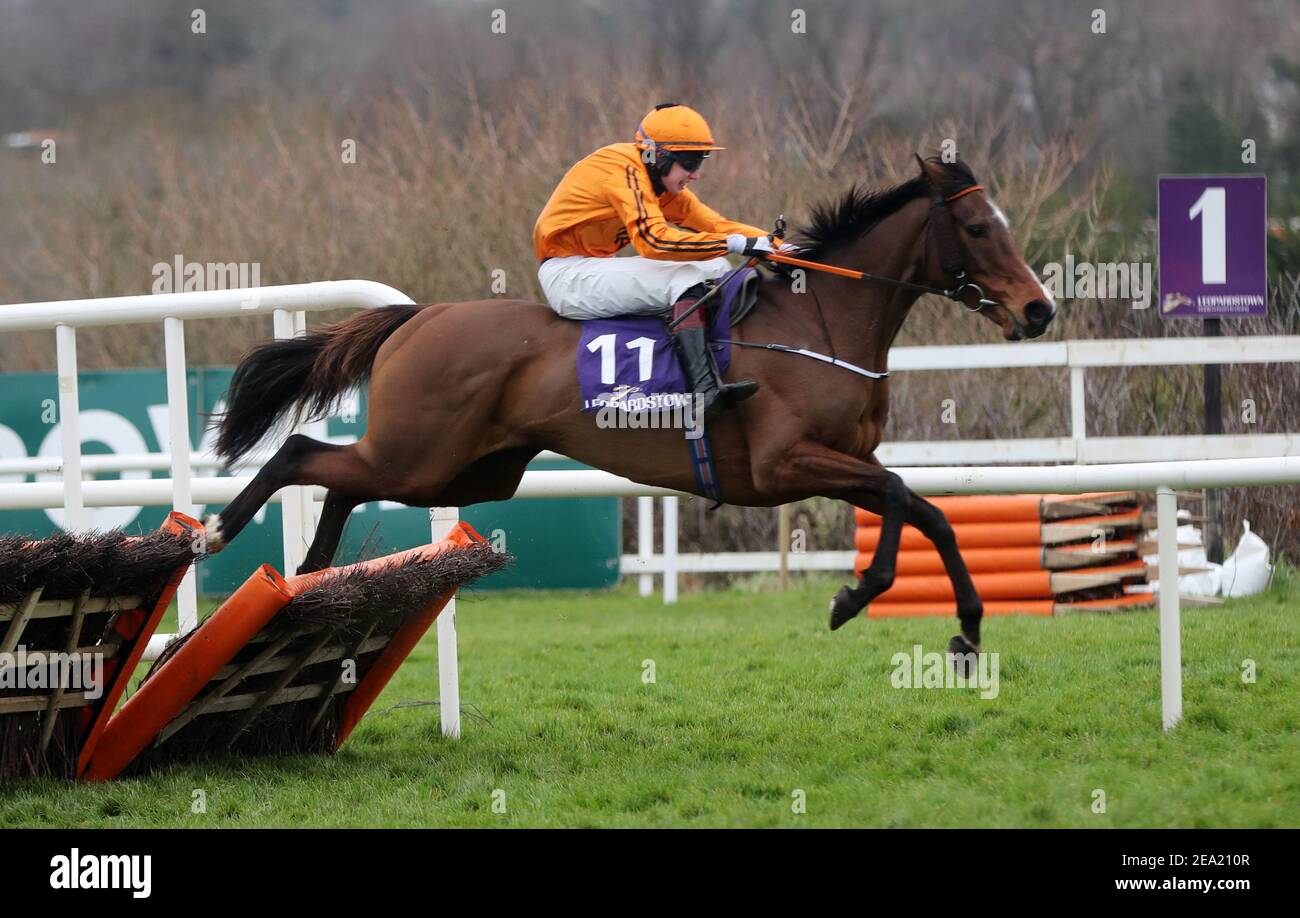 Himmel Hilf uns, von Richard Condon geritten, einen Zaun zu räumen, bevor du die irische Hengst Farms EBF Paddy Mullins Mares Handicap-Hürde am zweiten Tag des Dublin Racing Festivals auf der Leopardstown Racecourse gewinnst. Bilddatum: Sonntag, 7. Februar 2021. Stockfoto