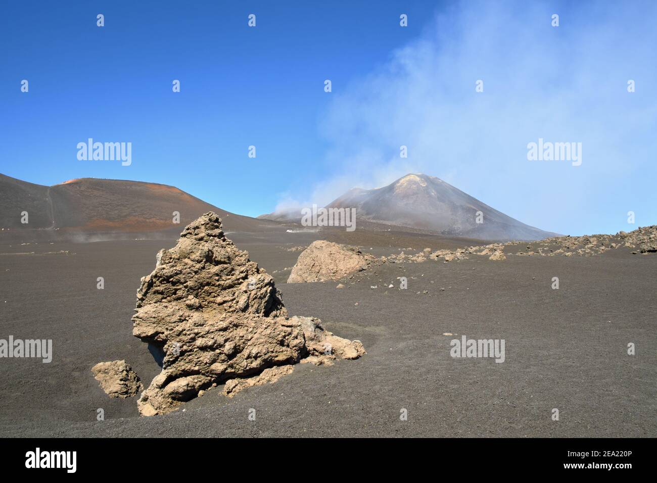 Magmatische Felsformation und Ätna Südost-Gipfelkrater, Sizilien Stockfoto