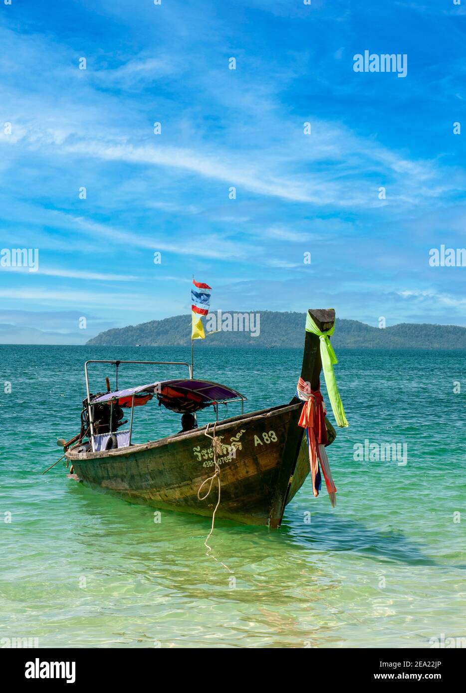 Ein einsames thailändisches Long-Tail-Boot, das am Railay Beach in Krabi, Thailand, festgemacht ist. Long-Tail Boote sind eine traditionelle Form des Transports. Stockfoto