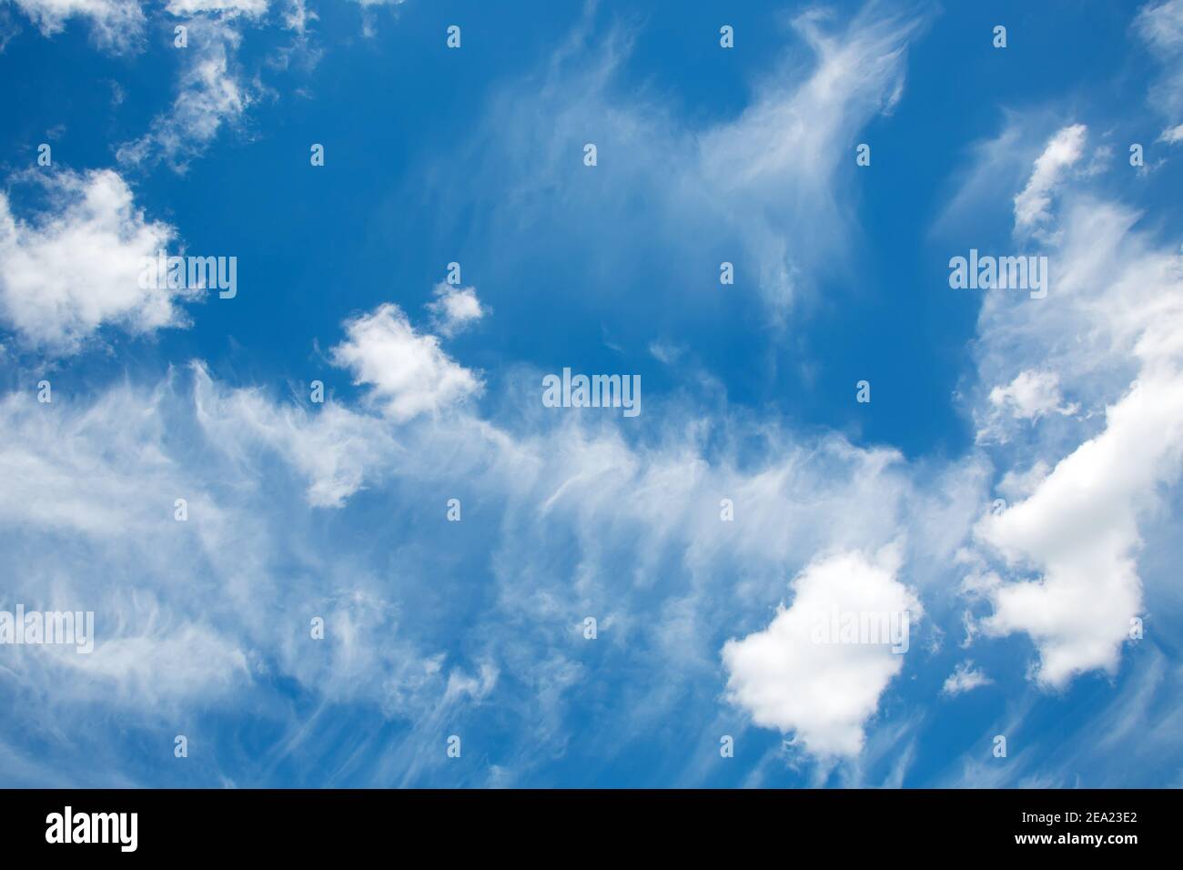 Schönheit weißen Wolken und klaren blauen Himmel auf einem sonnigen Hintergrund der Tagesstruktur Stockfoto