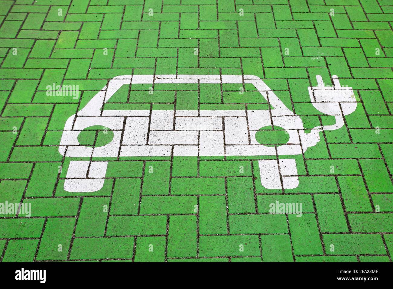 Parkplatz für Elektroautos an einer Ladestation, Symbol auf dem Boden an einer Ladestation, Norderstedt, Schleswig-Holstein, Deutschland Stockfoto