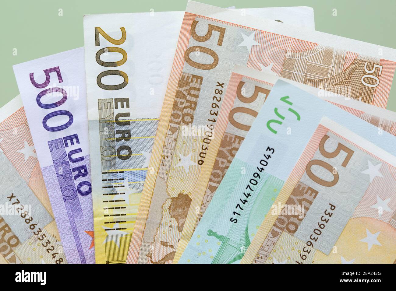 Euro-Banknoten Nahaufnahme von verschiedenen Stückelungen liegen auf grünem Hintergrund. Makro Stockfoto