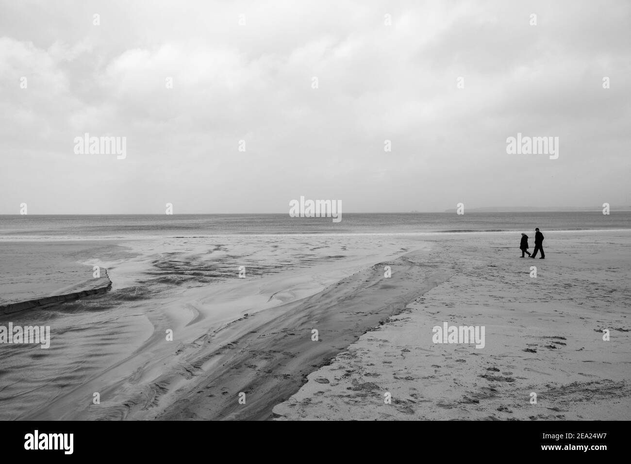 Blick über den riesigen Sandstrand von Carbis Bay, dem Ort des bevorstehenden Weltgipfels G7. Aufgrund der pandemischen Sperre, die Reisen verbietet, ist das Hotel jetzt leer. Stockfoto