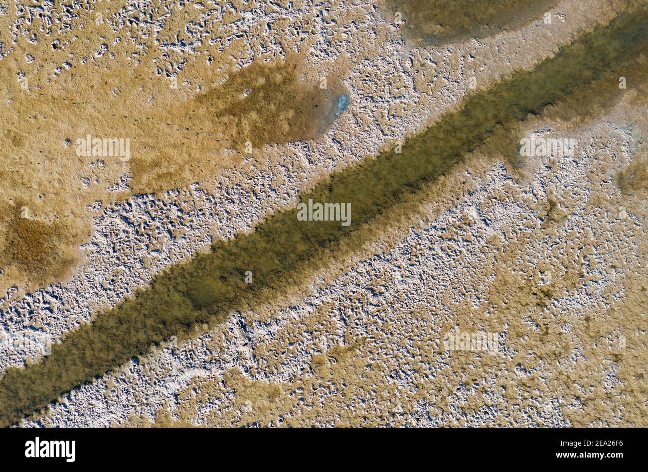 Salzhaltiger Boden in der Nähe der Salzwerke von Almadraba de Monteleva, Luftaufnahme, Drohnenaufnahme, Naturschutzgebiet Cabo de Gata-Nijar, Provinz Almeria, Andalusien Stockfoto
