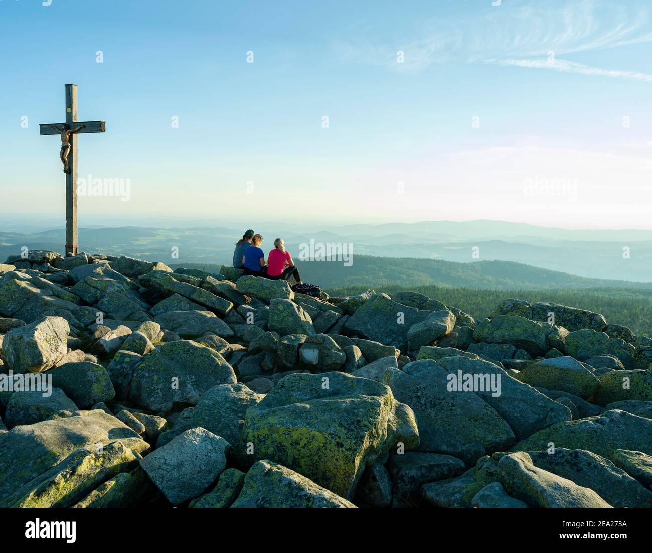 Gipfelkreuz und Bergwanderer auf der Lusen, Nationalpark Bayerischer Wald, Bayern, Deutschland Stockfoto