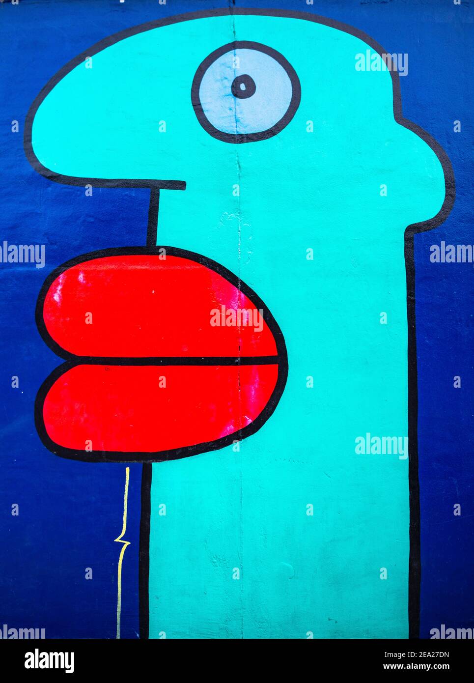 Graffiti-Hommage an die junge Generation, bunter Kopf im Comic-Stil, Malerei an der Berliner Mauer, Künstler Thierry Noir, East Side Gallery, Berlin Stockfoto