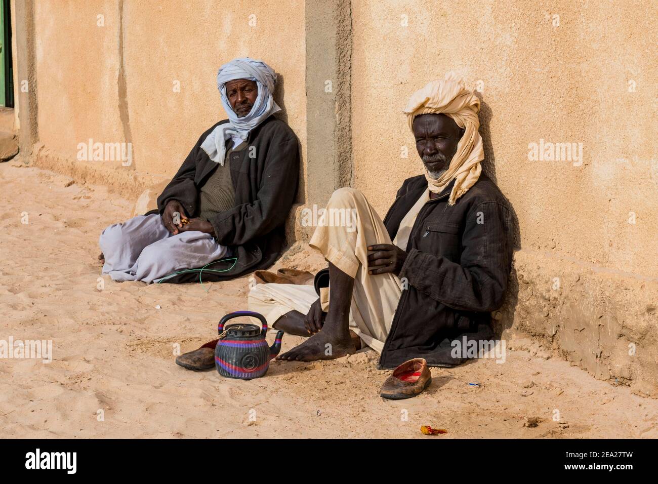 Alter Mann vor einer Moschee in einem Dorf in Ounianga kebir Teil der UNESCO-Sehenswürdigkeit Ounianga Seen, nördlichen Tschad, Afrika Stockfoto