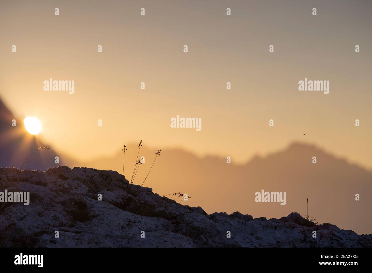 Sonnenaufgang, Sonnenstrahlen auf Felsen, Bergprofile. Die Ampezzo Dolomiten. Italien. Europa. Stockfoto