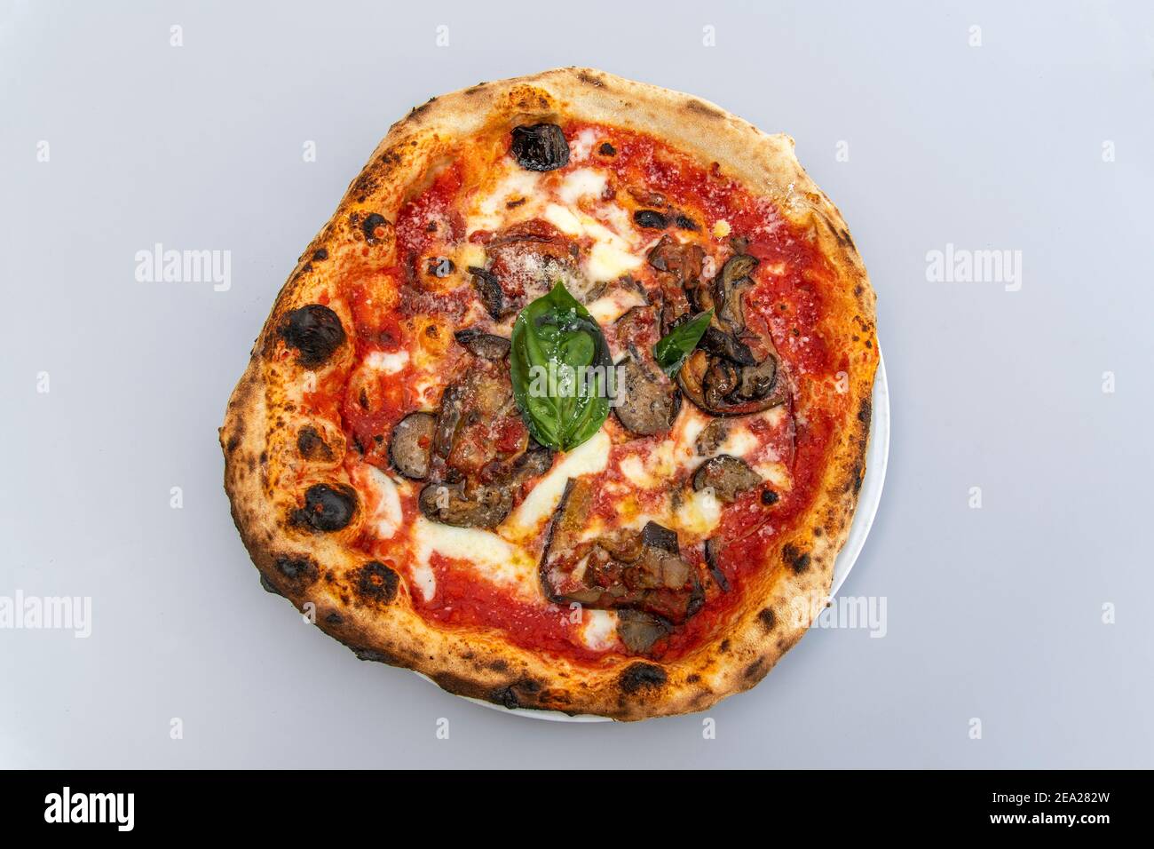 Italienische Pizza Parmigiana serviert in einer Pizzeria in Rom, Latium, Italien Stockfoto