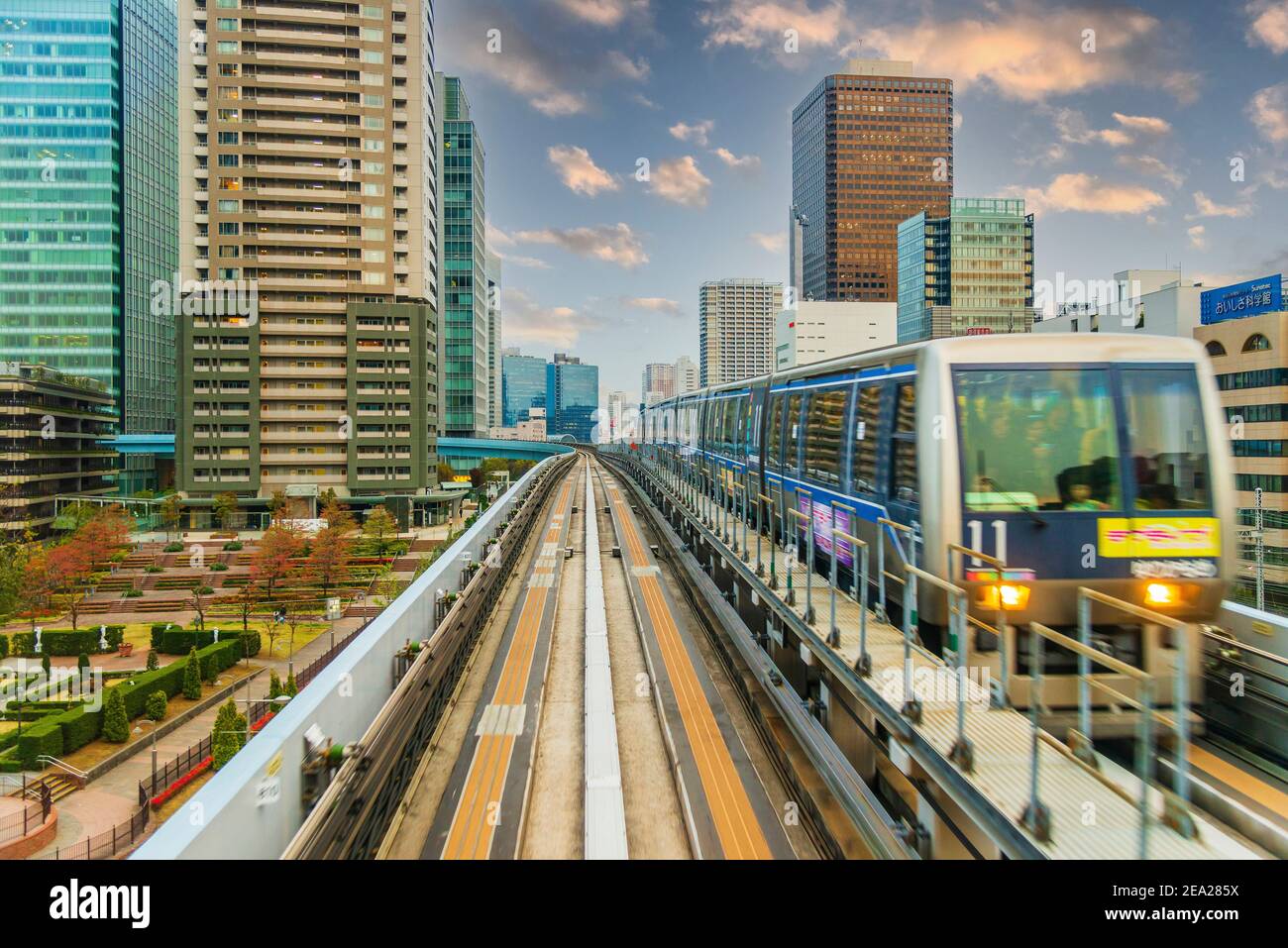 Yurikamome Automated Guideway Transit Zug, Tokyo, Honshu, Japan Stockfoto