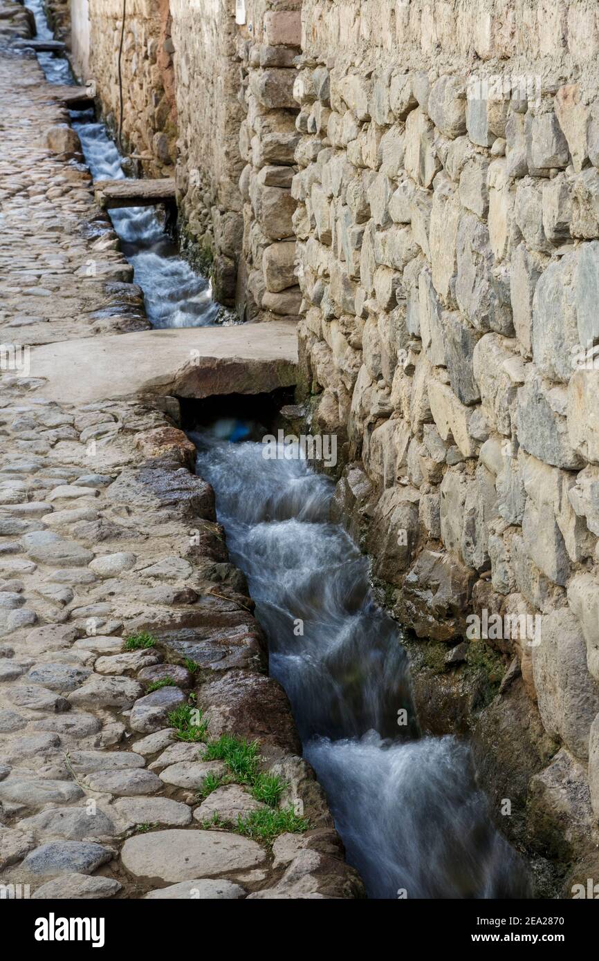 Inca Straße Entwässerungskanal, Ollantaytambo, Cusco, Peru Stockfoto