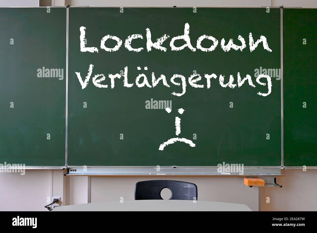 Tafel mit Aufschrift LOCKDOWN EXTENSION, Klassenzimmer, Corona Crisis, Deutschland Stockfoto