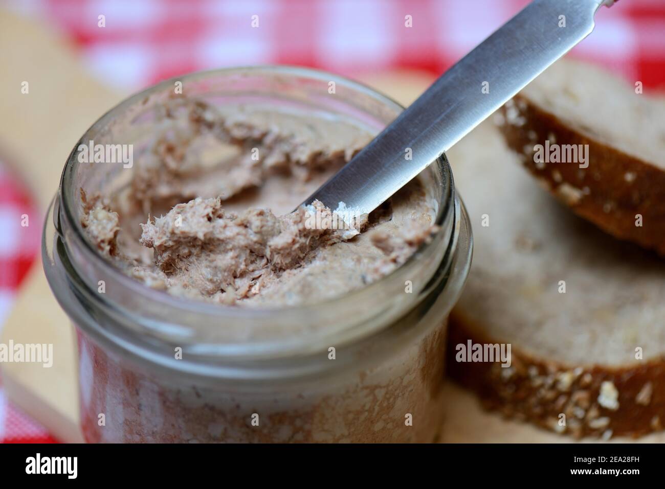 Leberwurst im Glas mit Messer, hausgemachte Leberwurst Stockfoto