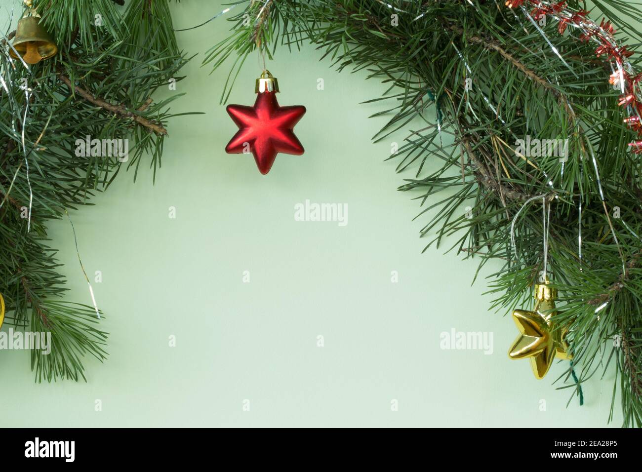 Der Weihnachtskranz ist an der grünen Wand Stockfoto