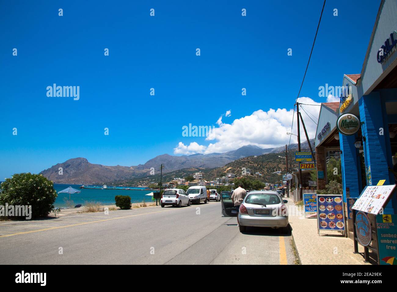 KRETA, GRIECHENLAND : Hauptstraße im Dorf Plakias an der Südküste der griechischen Insel Kreta. Stockfoto