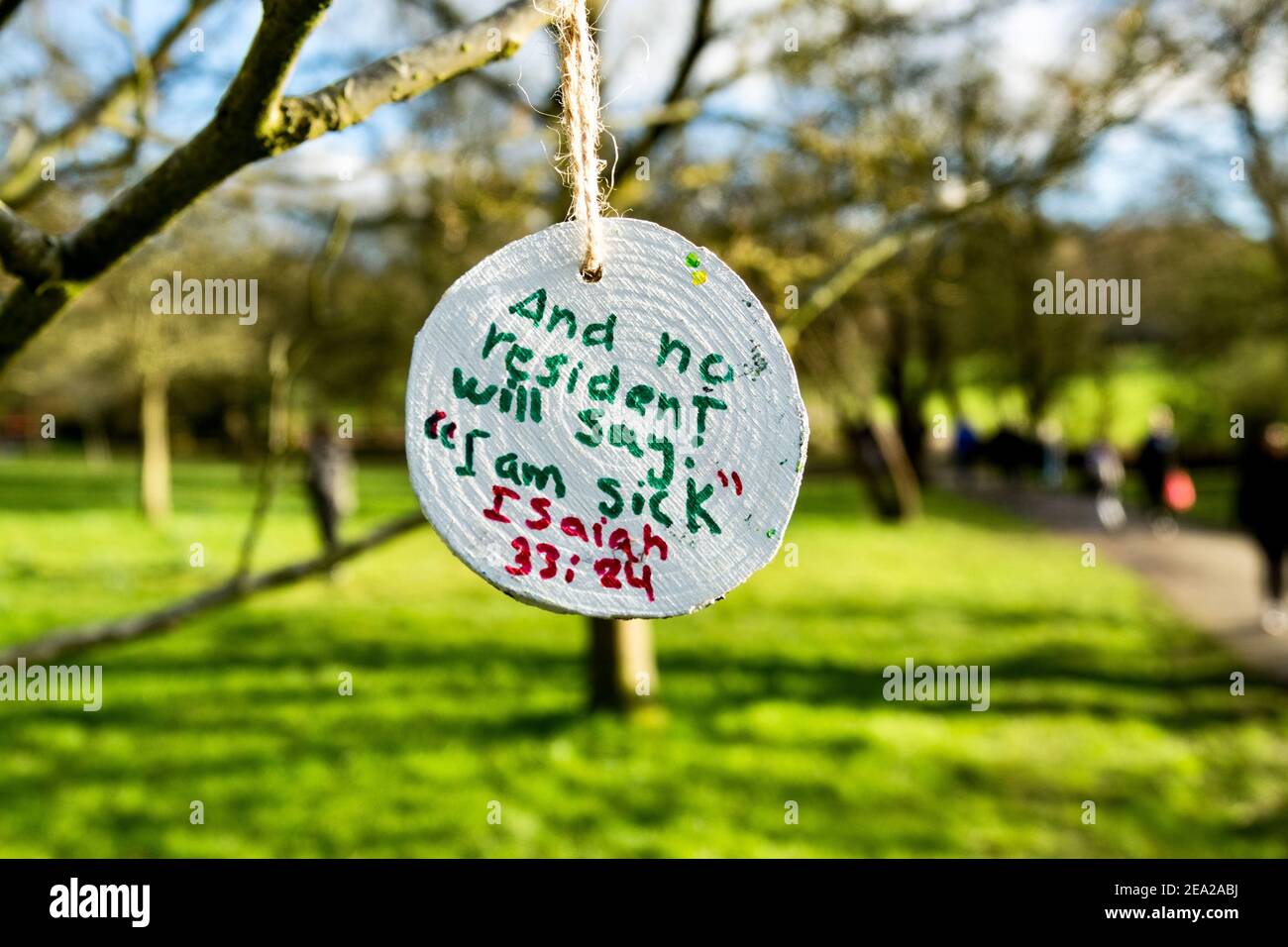 Ein Ornament hängt an einem Baum in öffentlichen Zweig mit einem bibelzitat aus dem Buch Jesaja: Kein Bewohner wird sagen, Ich bin krank. In Bezug auf covid19 UK Stockfoto