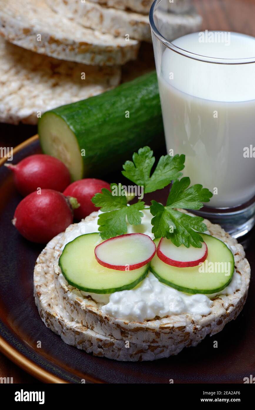 Dinkelwafer mit Frischkäse, Gurke und Rettich, Glas Milch, Dinkelwafer gekrönt Stockfoto