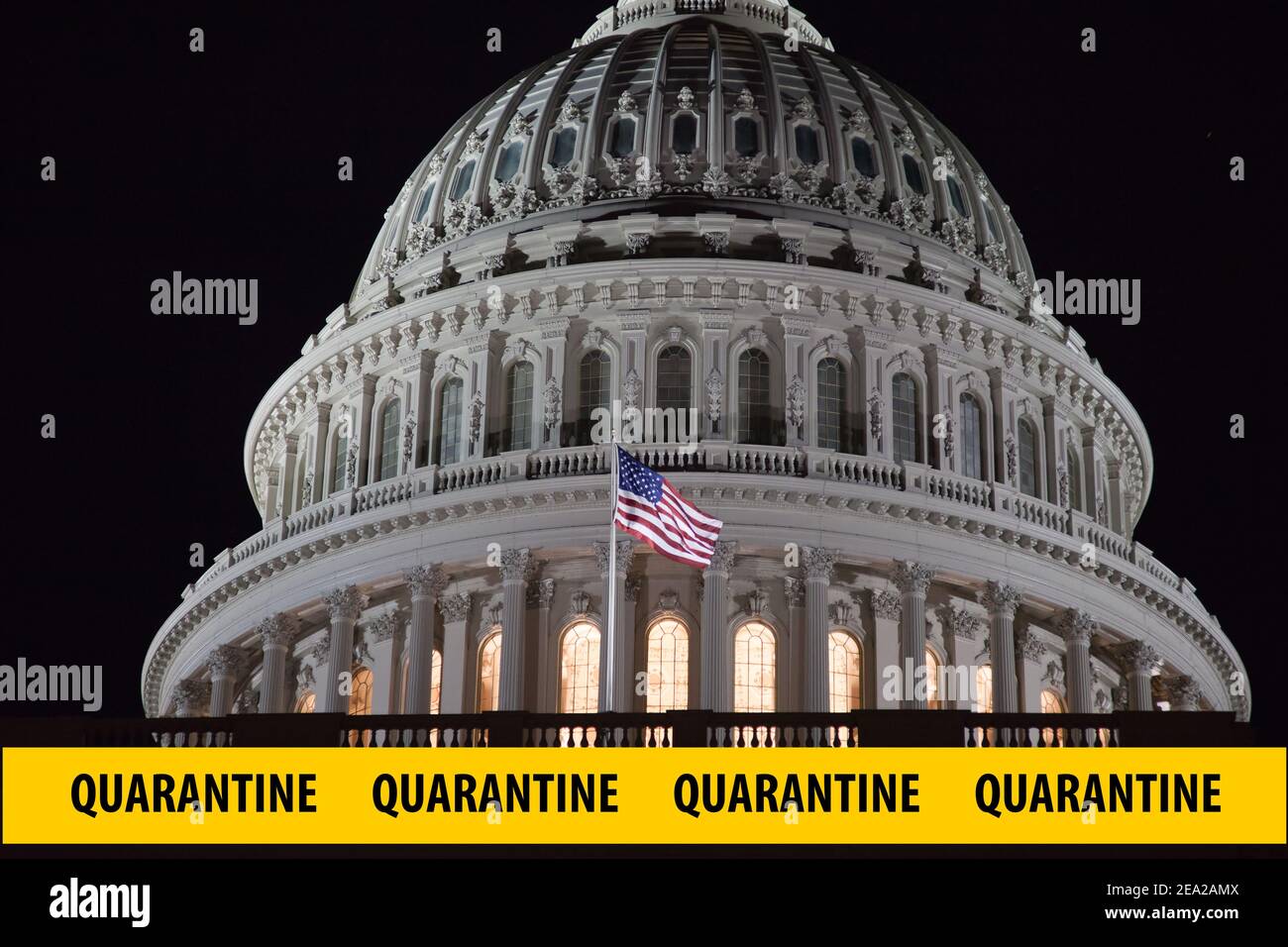 Inschrift Quarantäne auf gelbem Polizeiband vor dem Hintergrund des Capitol Congress Building in Washington DC, USA bei Nacht. Nahaufnahme der Kuppel Stockfoto