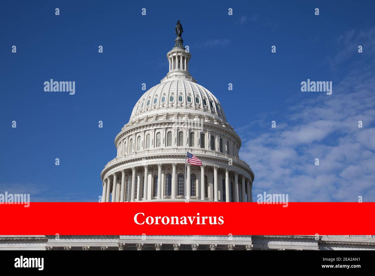 Die Inschrift auf rotem Hintergrund Coronavirus auf dem Hintergrund des Gebäudes des US-Kongressgebäudes des Capitol-Gebäudes an einem klaren Tag. Stockfoto