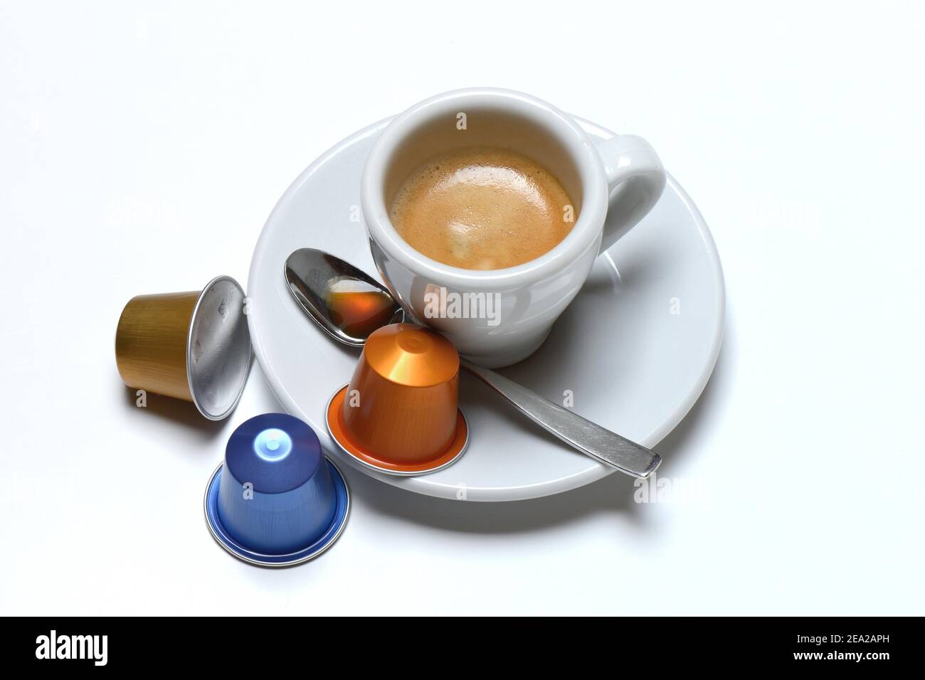 Kaffeekapseln und Kaffeetasse mit Espresso Stockfoto