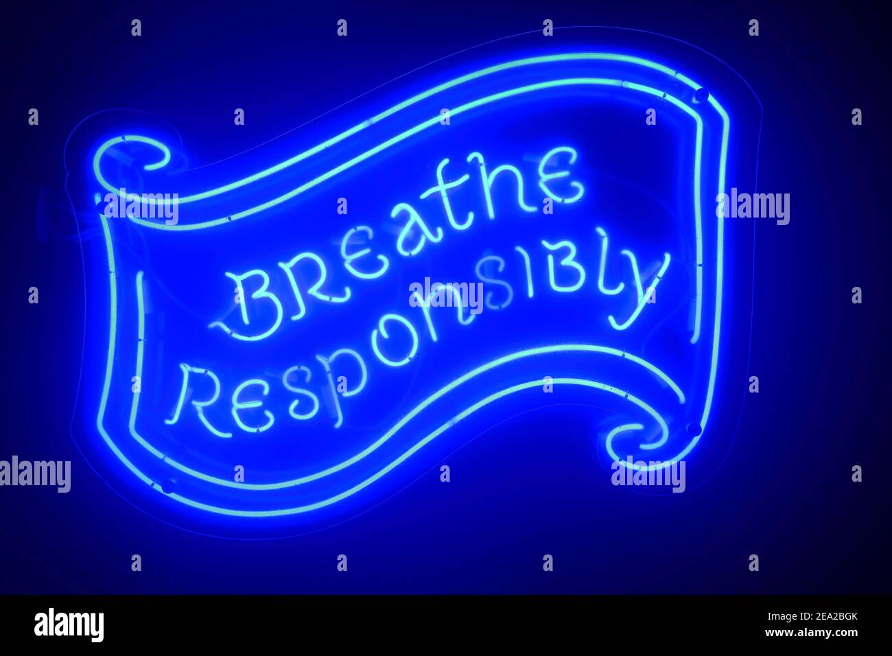 GROSSBRITANNIEN/London/Bombas und Paar/Neon-Schild Breathe Verantwortungsvoll Alkoholische Architektur Stockfoto