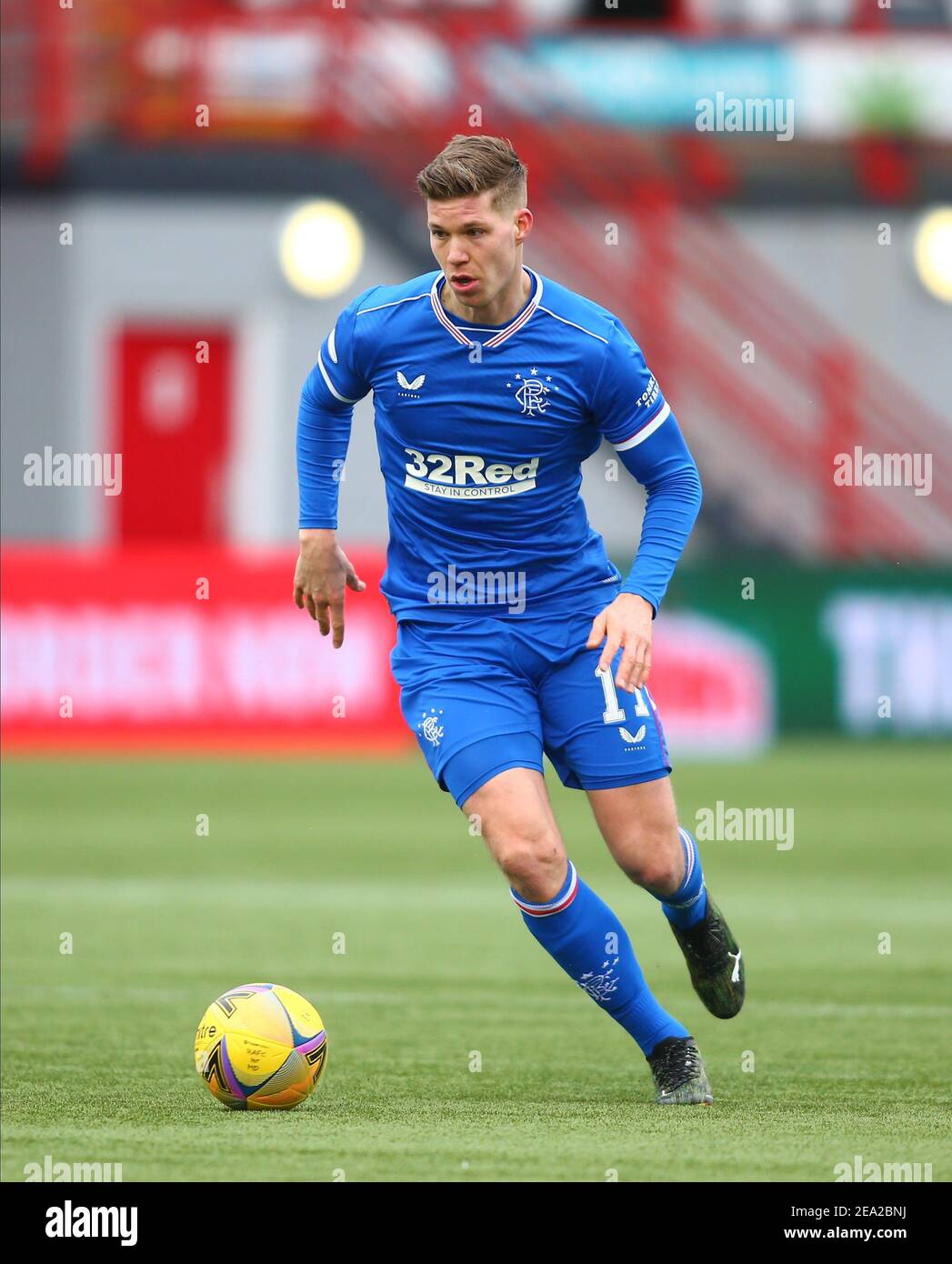 7th. Februar 2021; Fountain of Youth Stadium Hamilton, South Lanarkshire, Schottland; Scottish Premiership Football, Hamilton Academical gegen Rangers; Cedric Itten der Rangers auf dem Ball Stockfoto