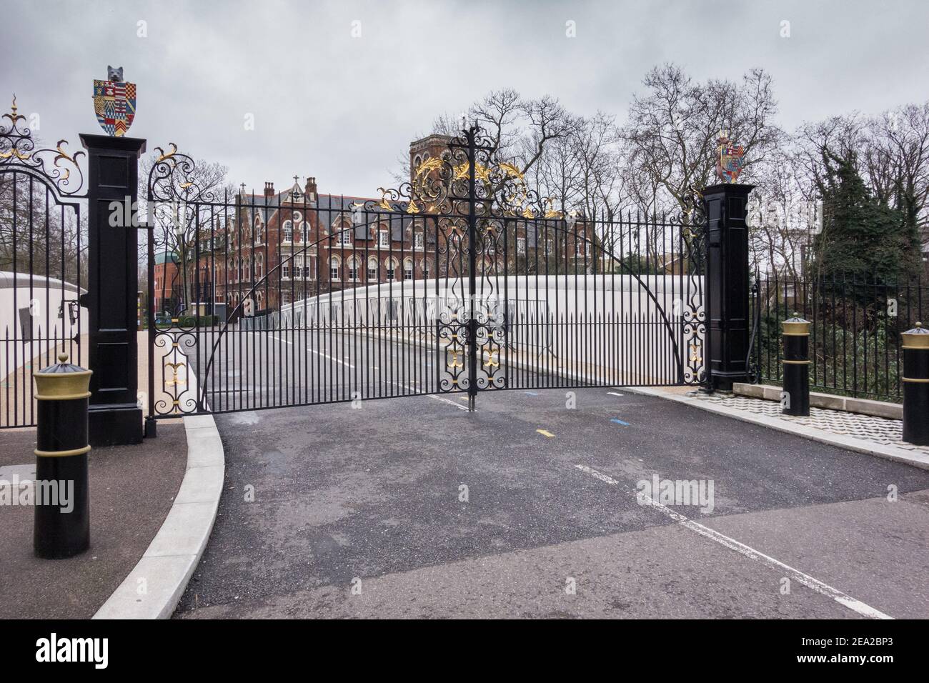 Der Eingang und die Tore zur Emanuel School, Battersea Rise, London, SW11, Großbritannien Stockfoto