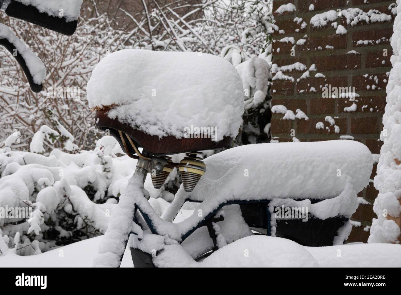 Sattel eines A-Bikes im Schnee im februar In holland Stockfoto