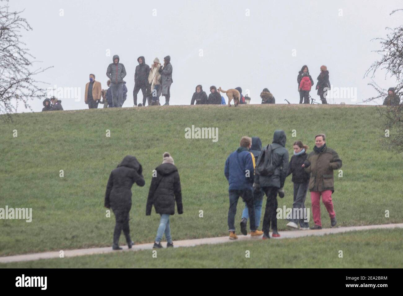 London, Großbritannien. Februar 2021, 7th. Mitglieder der Öffentlichkeit genießen es, durch Primrose Hill in London zu wandern, während Storm Darcy heute Morgen mit eisigen Temperaturen und starker Schneevorhersage Großbritannien erreicht. Das Met Office hat heute zahlreiche Wetterwarnungen für Schnee und Eis mit Reiseunterbrechungen ausgegeben. Stockfoto