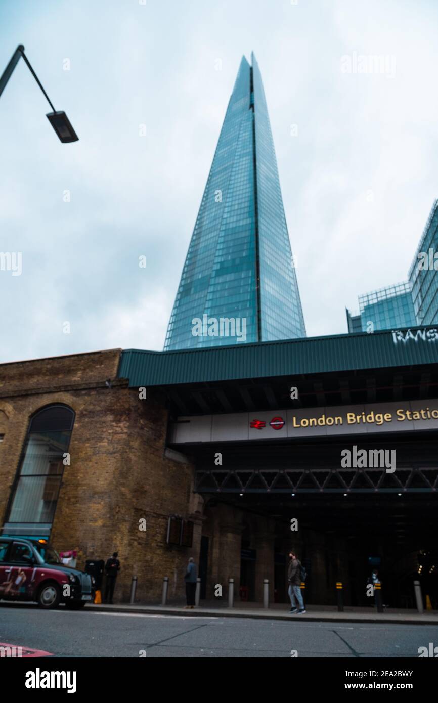 London UK Januar 2021 Bahnhof London Bridge vor dem massiven Shard Tower. Das schwarze londoner Taxi parkte vor dem Hotel Stockfoto