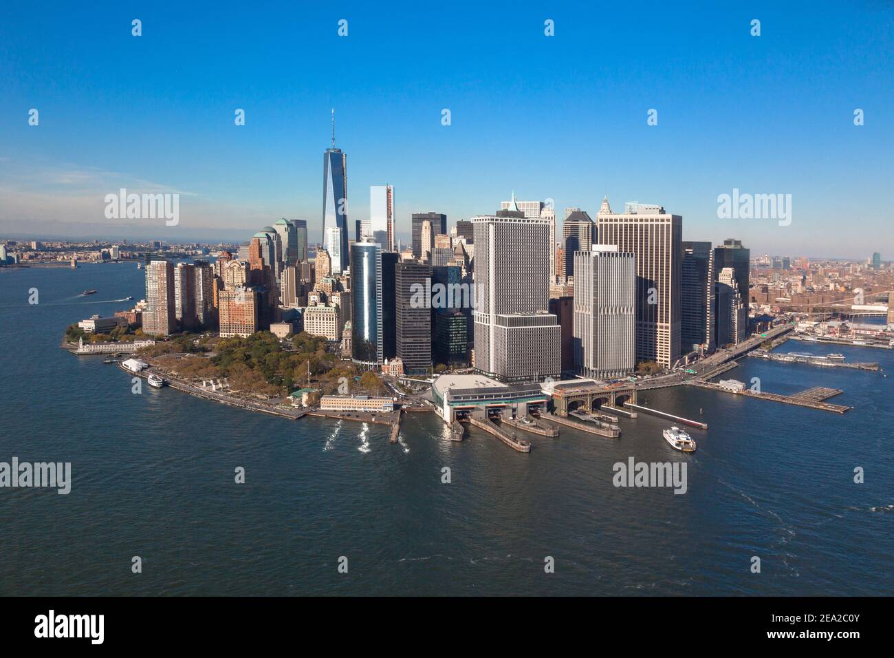 Die Inschrift Coronavirus auf einem roten Band vor dem Hintergrund der New Yorker Wolkenkratzer in Manhattan. Coronavirus Concept ist in New York in den USA Stockfoto