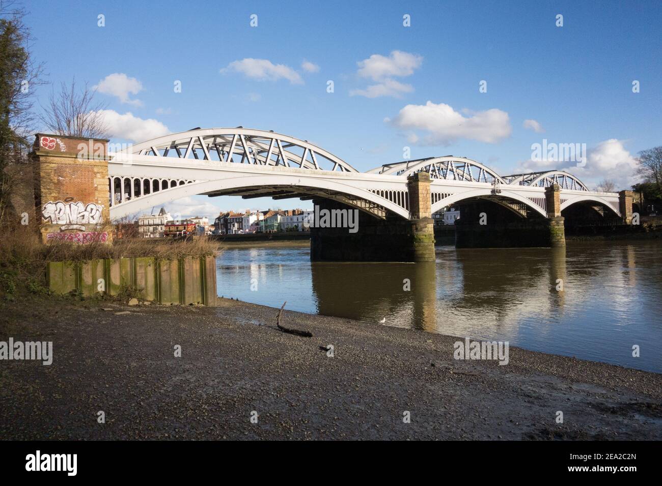 Der Standort der neuen Thames Path-Brücke an der Barnes Bridge an der Themse im Südwesten Londons, Großbritannien Stockfoto