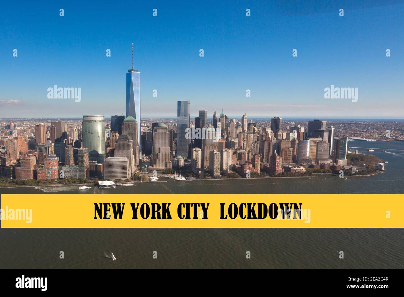 Die Wolkenkratzer von New York City (Manhattan) sind aus der Luft zu sehen. Im Vordergrund befindet sich das Textelement „New York City Lockdown“. Coronavirus-Isolationskonzept Stockfoto