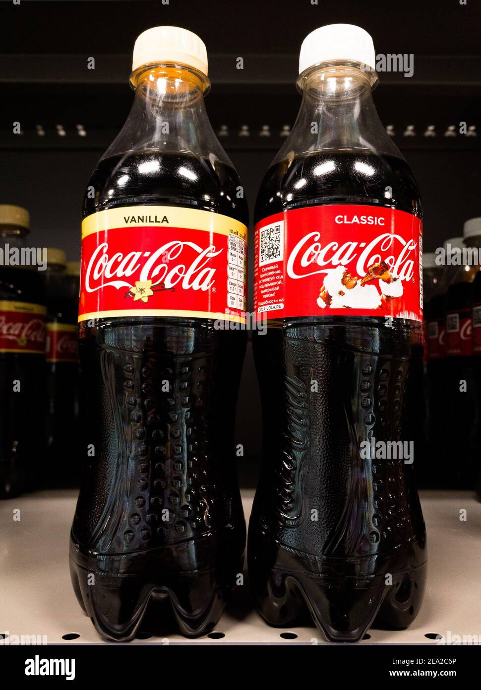 2021: Coca Cola in Plastikflaschen auf Supermarktregal stehend Stockfoto