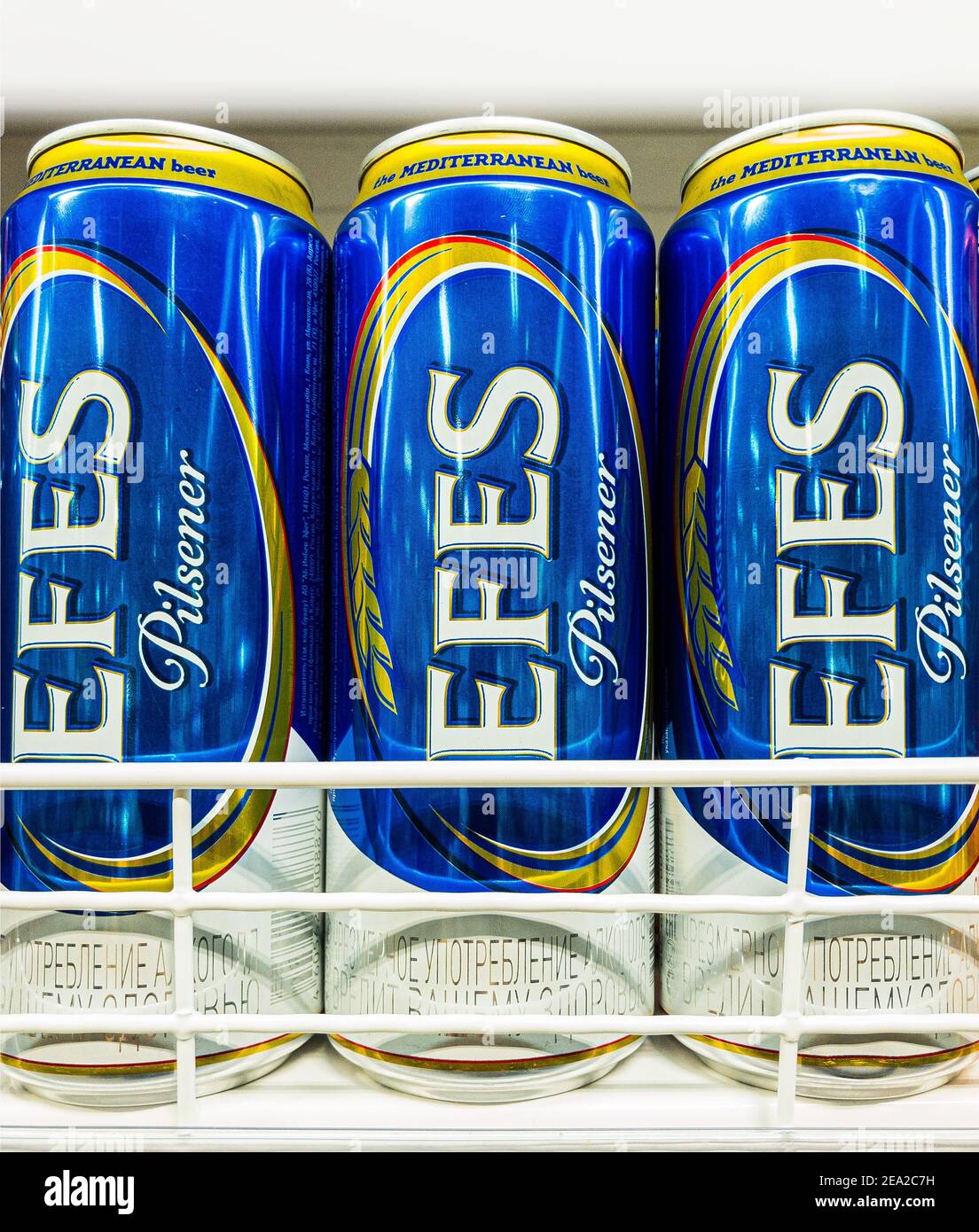 Russland, 2021: Efes Pilsener Bier in Blechdosen im Supermarkt Regal stehen Stockfoto
