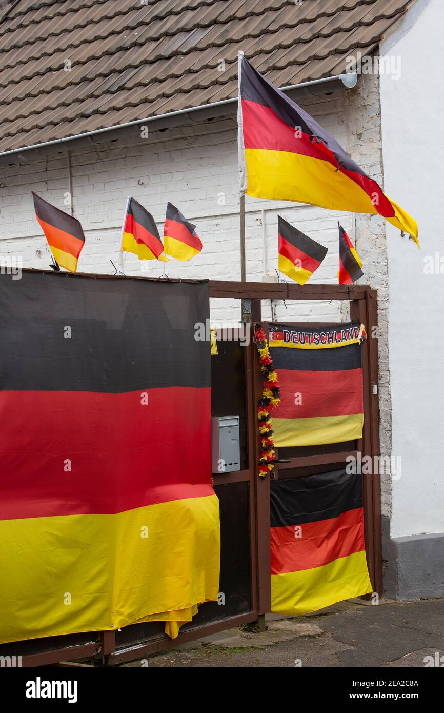 Ein Haus mit deutschen Fahnen zur Zeit der geschmückt Die Weltmeisterschaft Stockfoto