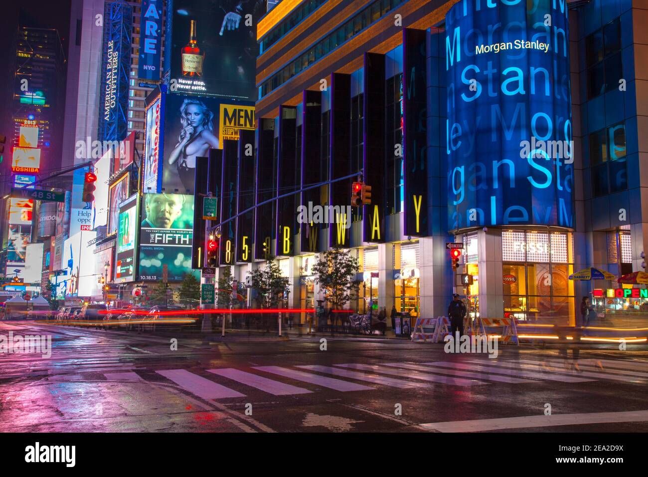 NEW YORK, USA - 20. SEPTEMBER 2013: Night Street broadway in New york . Gelbe Taxi, viele Menschen und Werbung im Freien. Langsame Verschlusszeit Stockfoto