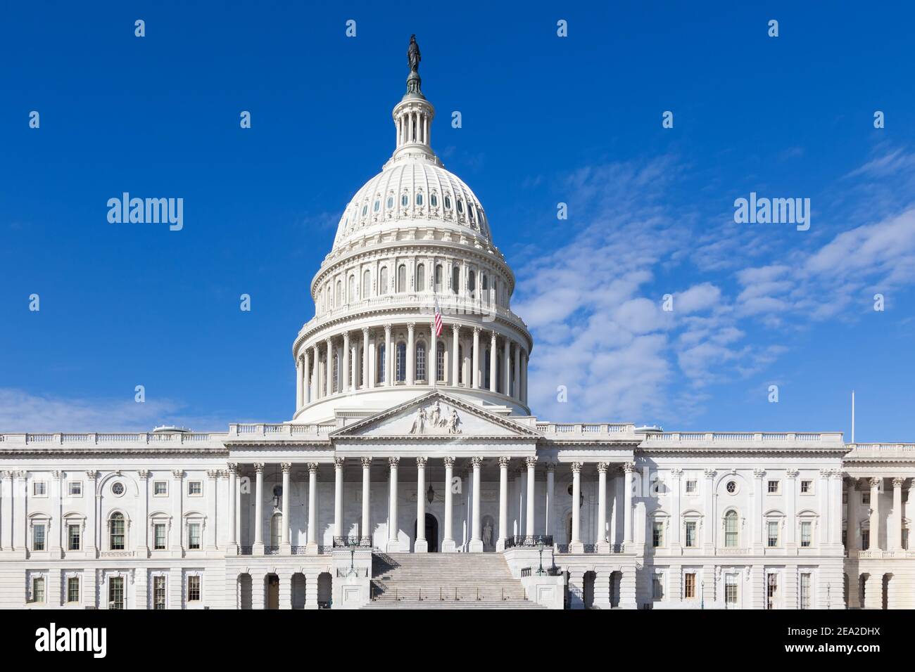 Das Kapitolgebäude in den USA. Die Gebäudefassade befindet sich in Washington DC in den USA. Сongress Sonniger Tag. Stockfoto
