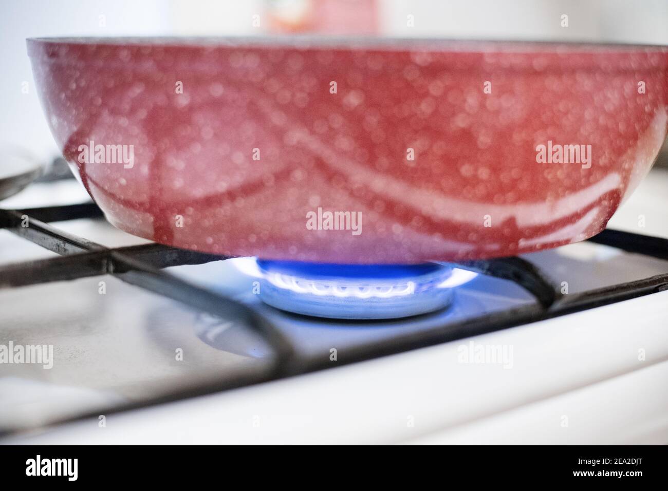 Nahaufnahme des Gasofen-Feuers. Kochen von Speisen in einer Pfanne. Konzept der Treibstoffpreise für Gas und Brandschutz zu Hause Stockfoto