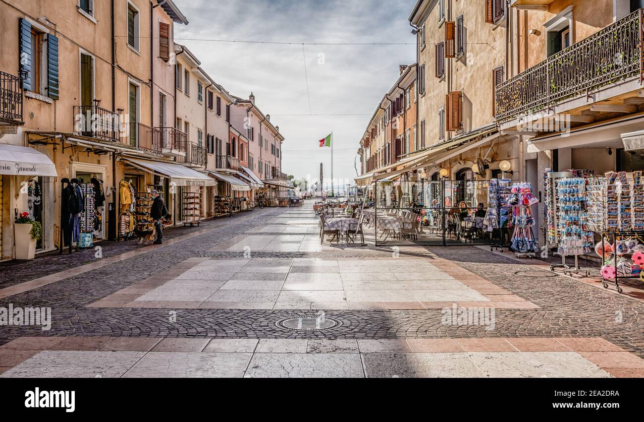 Bardolino am Gardasee. Straße des berühmten malerischen Dorfes. Die Stadt ist ein beliebtes Urlaubsziel. Bardolino, Provinz Verona, Italien Stockfoto