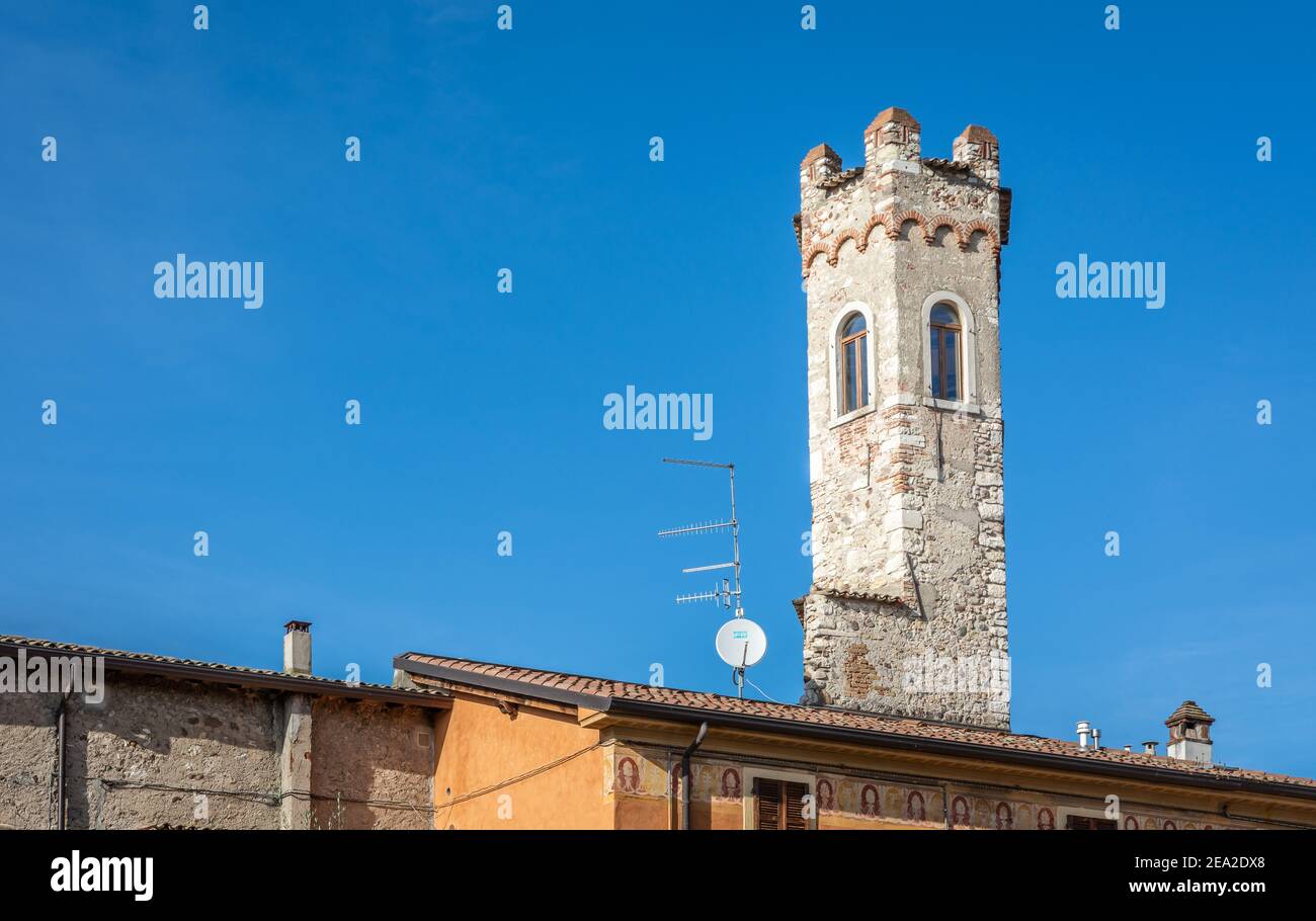 Der alte Turm von Scaligera ist der einzige Rest der Burg von Bardolino. Ursprünglich als Wachturm genutzt, profitiert der alte Turm von einer der schönsten Szenerien Stockfoto