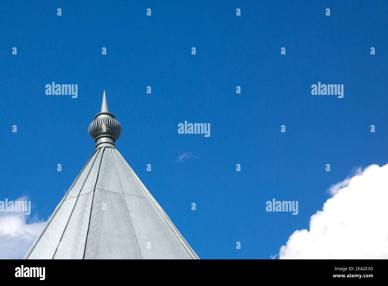 Kuppel eines muslimischen Hauses vor einem Hintergrund aus blau Himmel und Wolken Stockfoto