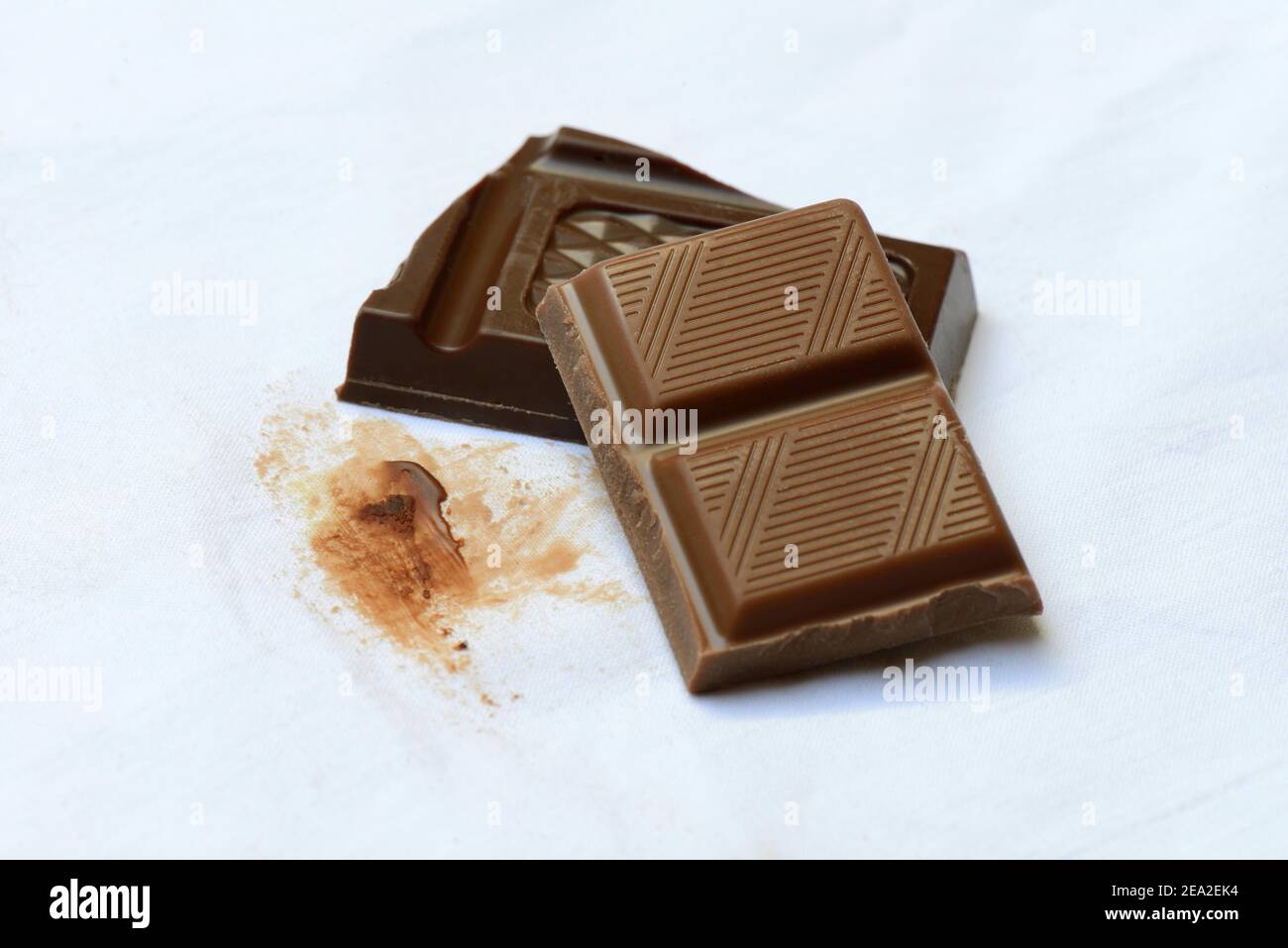 Schokoladenfleck auf Stoff, Schokoladenfleck, Schokoladenstücke Stockfoto