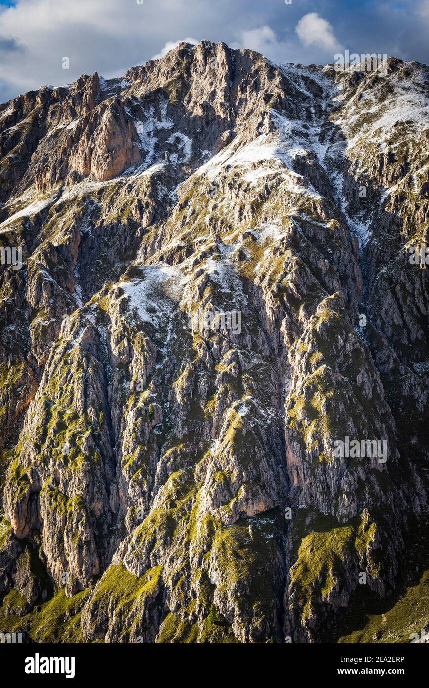 Herbstliche Bergwälder, Felsen, Felsen und Gipfel der Villnößer Geisler Gruppe oberhalb des Villnößtals in den Dolomiten, Südtirol, Italien Stockfoto
