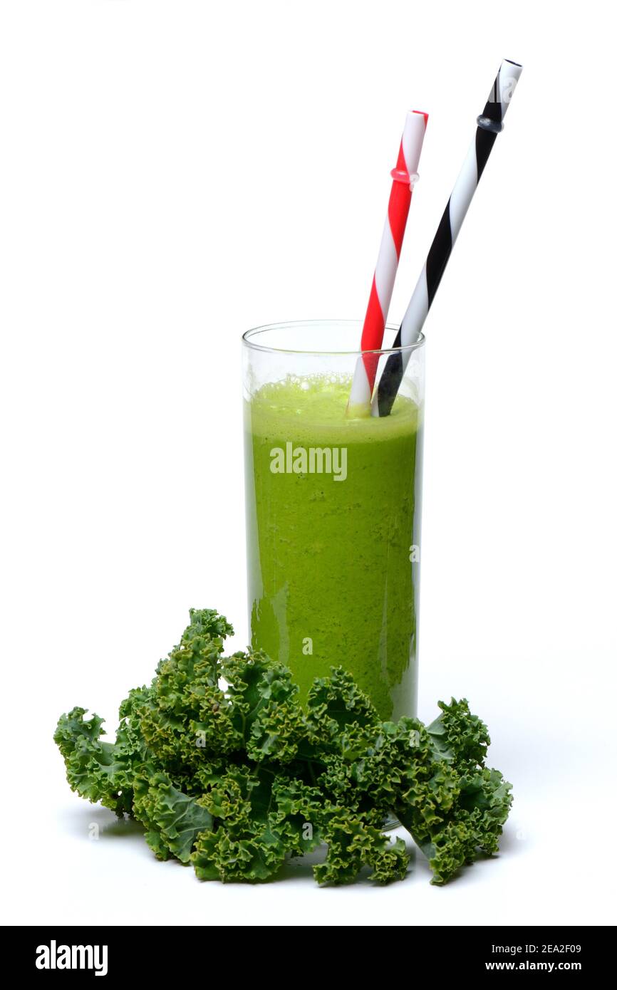 Kale Smoothie im Glas mit Trinkhalm, Smoothie, Grünkohl, Grünkohl, Grünkohl mit Federn, Winterkohl ( Brassica oleracea) acephala var. sabellica Stockfoto